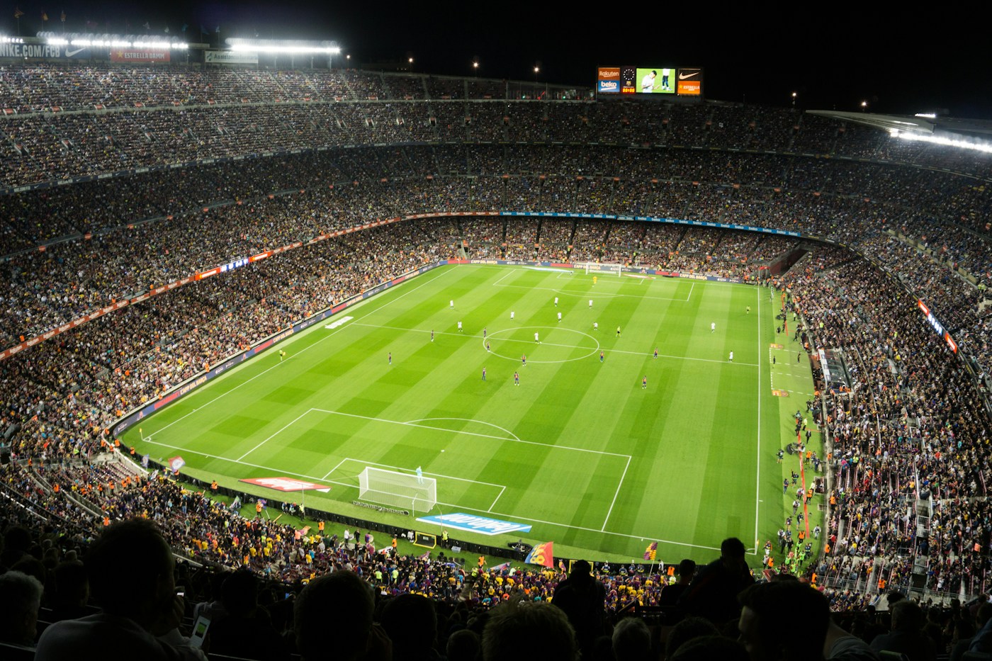 Stade de football illuminé en soirée