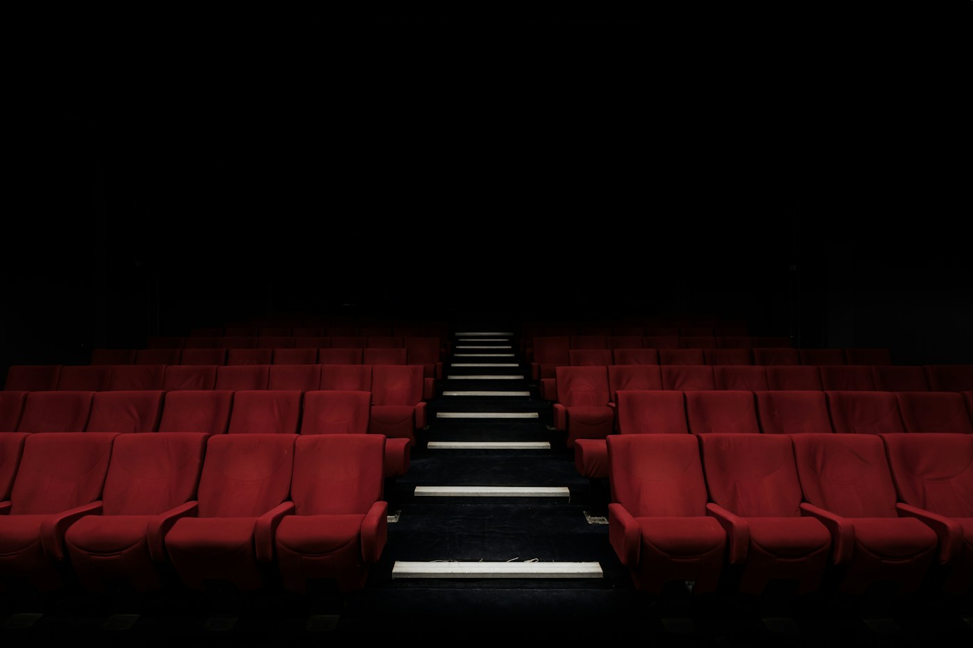 Salle de cinéma aux fauteuils rouges